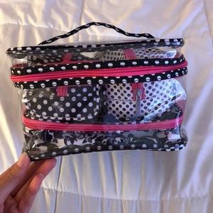 Makeup/toiletries carrier